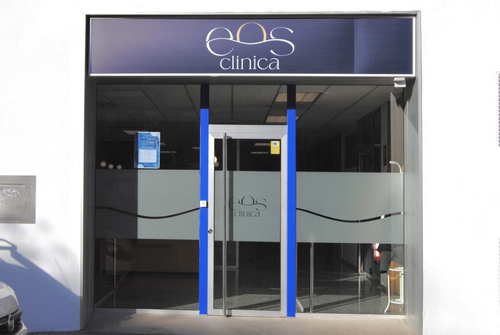 entrada de la clinica eos en Sagunto